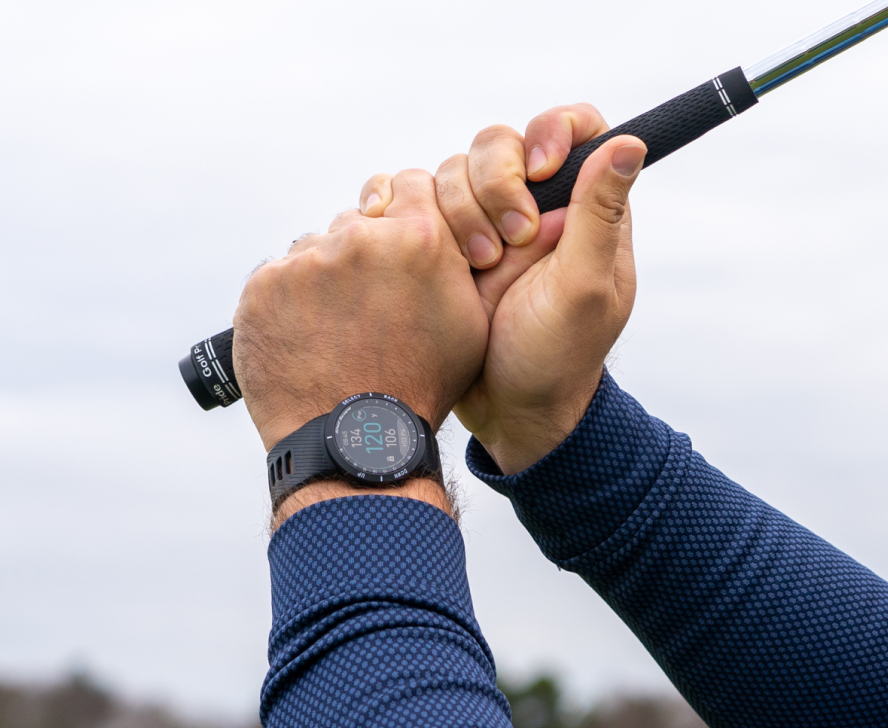 golfer hitting a shot with the v5 on his wrist automatically tracking his shot