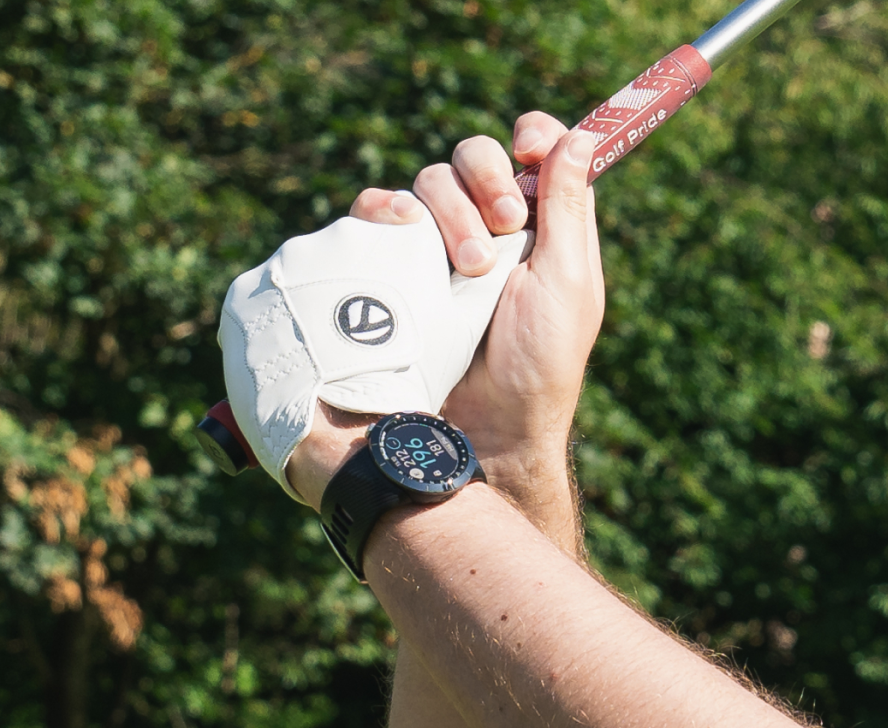 golfer hitting a shot with the x5 on his wrist automatically tracking his shot